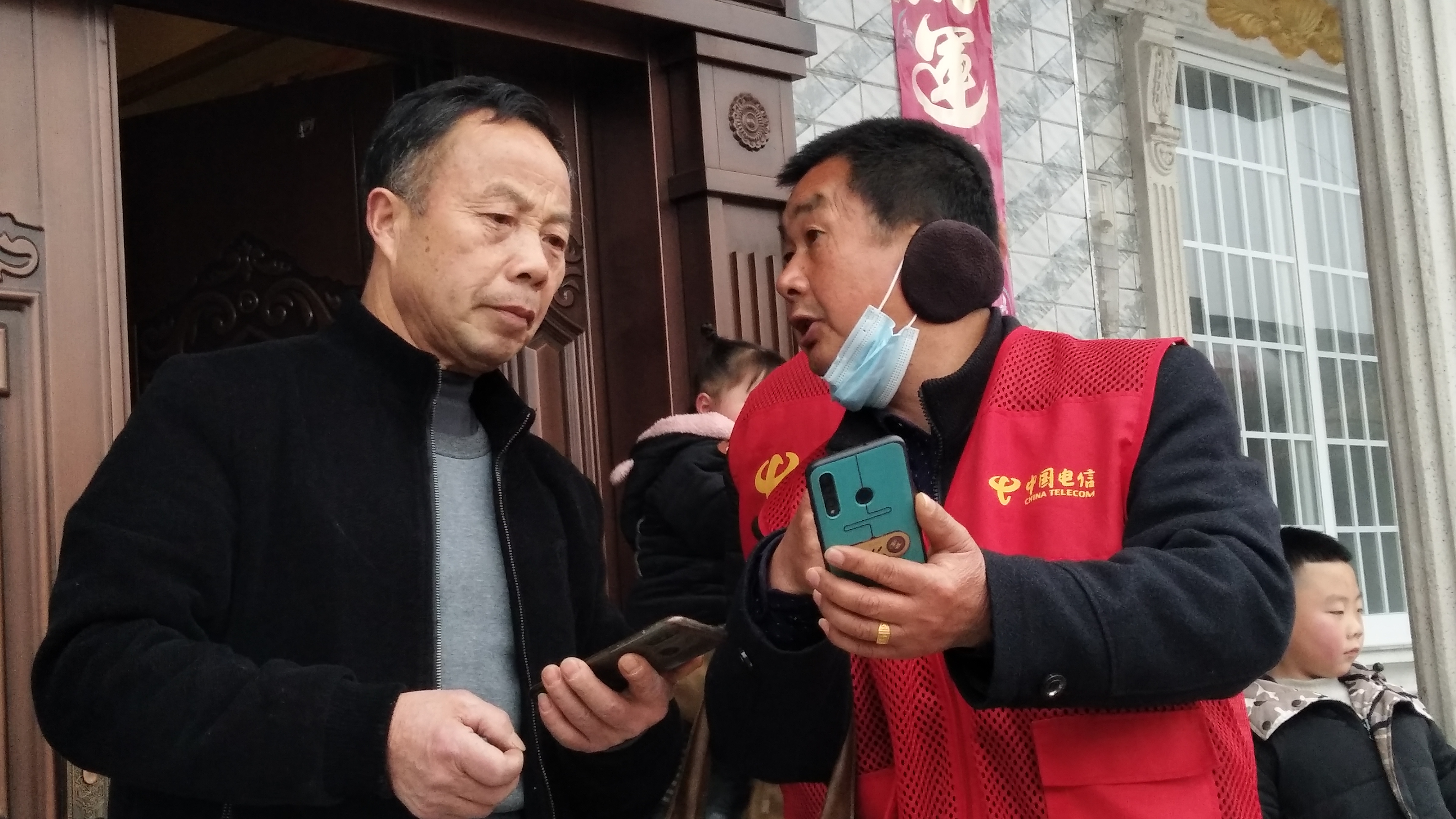 李枝频一行在岩桥镇三渡溪村半坡组开展上门服务活动.jpg