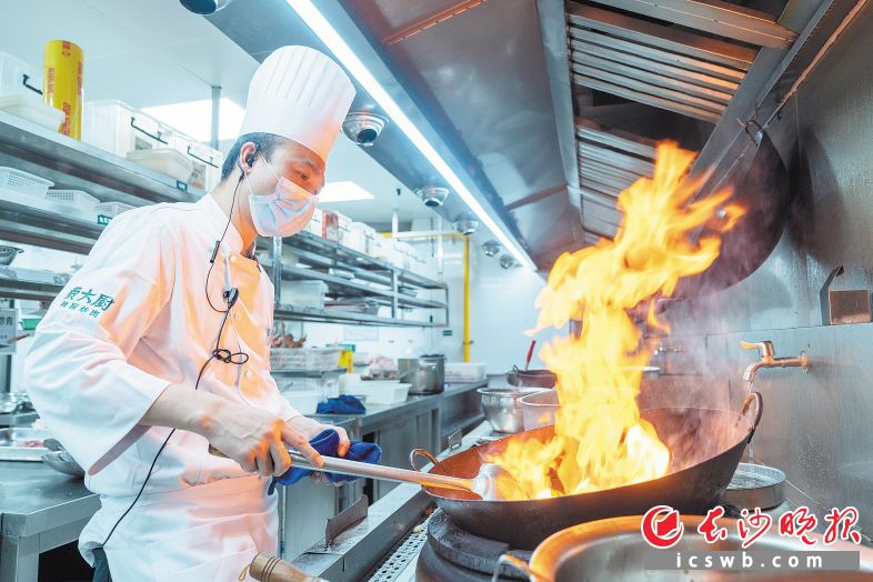 　　莫崇满从事餐饮行业已经20多年，每年春节期间都是他和同事们最繁忙的时候。长沙晚报全媒体记者 周数邑 摄