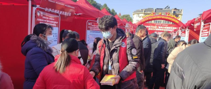 榔梨司法所的大学生普法志愿者在招聘会现场为居民普法。