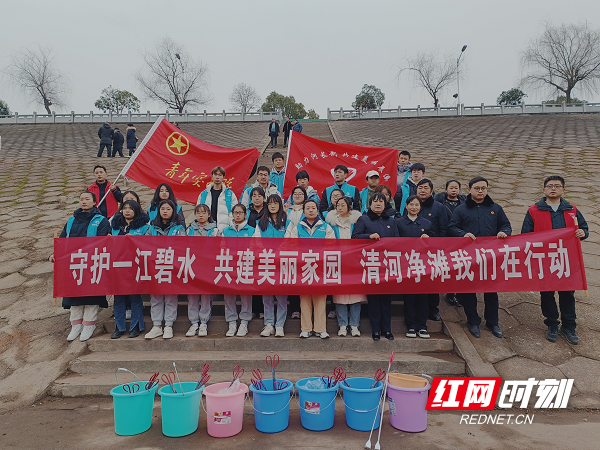 辰溪县：开展“清河净滩”行动 净化河岸生态环境1.png