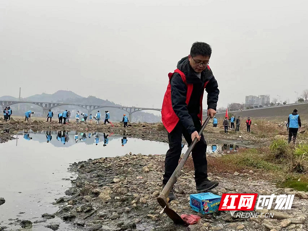 辰溪县：开展“清河净滩”行动 净化河岸生态环境2.png