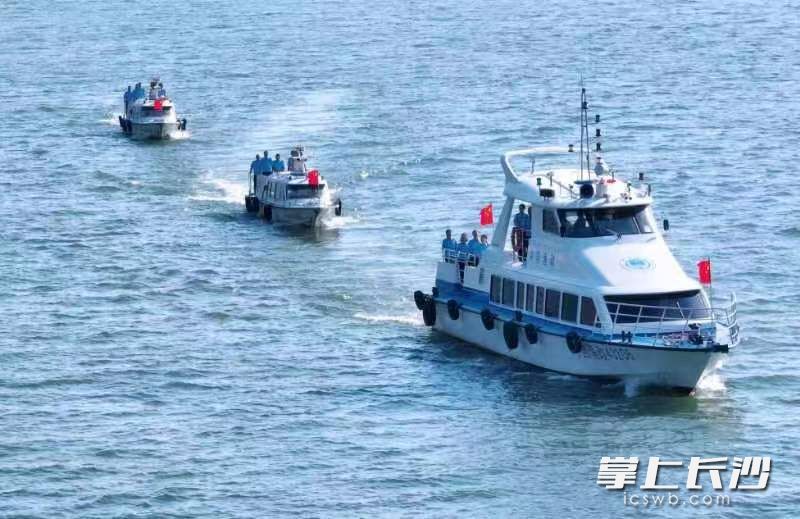 长沙市农业综合行政执法局工作人员驾驶巡逻船只，在湘江巡查。 长沙市农业综合行政执法局供图