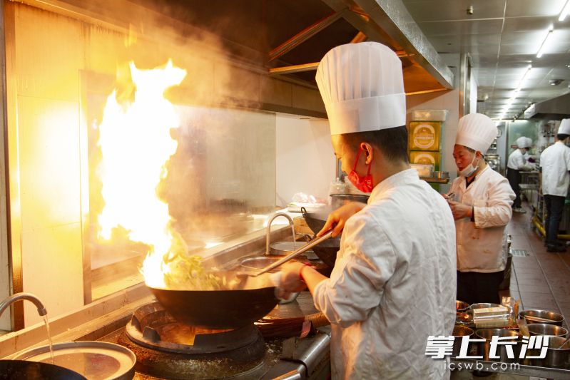 坡子街火宫殿的厨师们正在烹饪美食。 均为长沙晚报通讯员朱德军摄