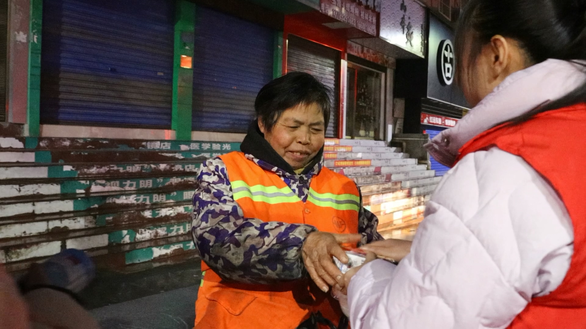 怀化会同:喜迎元宵节 送汤圆情暖一线工作者.mp4_20230205_112914.755.jpg 怀化会同:喜迎元宵节 送汤圆情暖一线工作者.mp4_20230205_112914.755.jpg