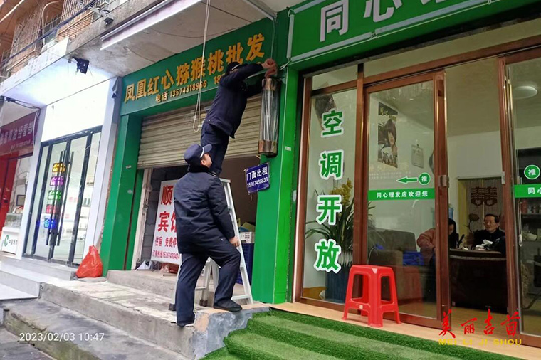 市城管峒河大队开展户外广告牌专项整治行动2.jpg