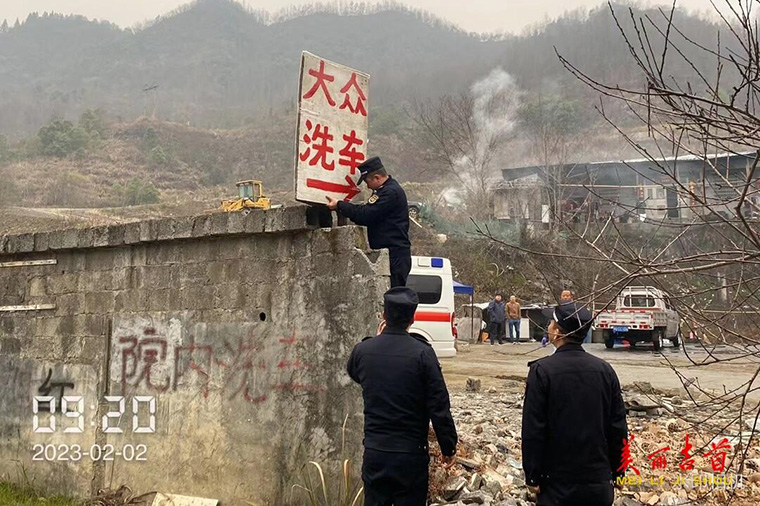 市城管峒河大队开展户外广告牌专项整治行动1.jpg