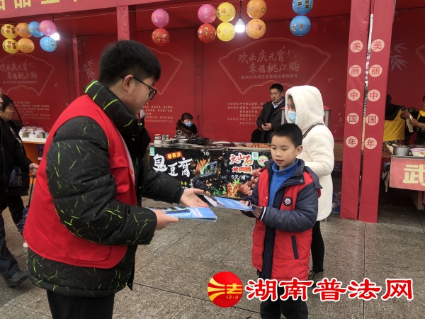 志愿者向小朋友发放法治宣传资料_副本.jpg 志愿者向小朋友发放法治宣传资料_副本.jpg