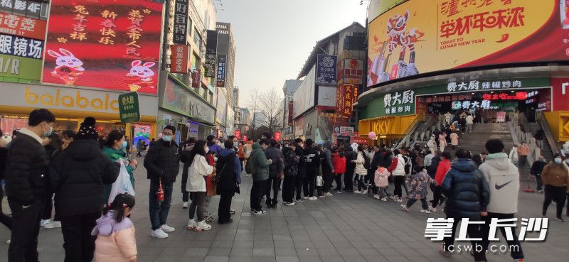 春节假期网红餐饮前排队的人们。