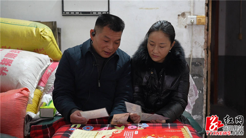 周卫兵与妻子翻看年轻时的照片_副本.jpg