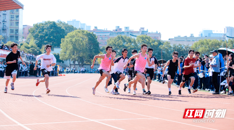 平江一中学生参加运动会3.jpg