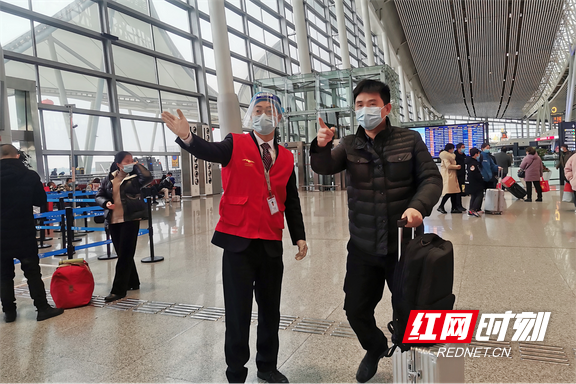 长沙机场青年志愿者正在为旅客服务1.marked.png