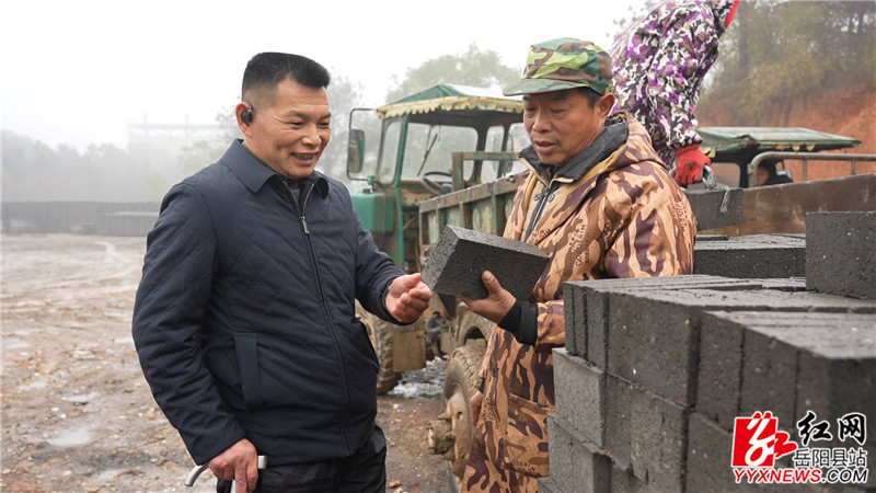 周卫兵与李钢要验砖_副本.jpg