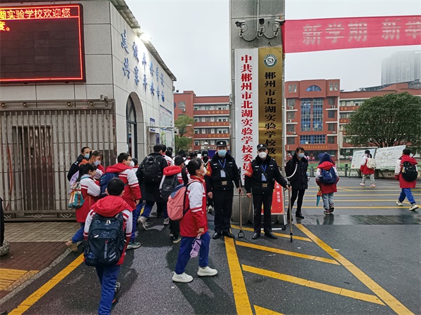 图三燕泉治安巡逻大队在辖区中小学校园门口设立执勤护学岗，维护校园周边道路交通秩序，保障学生出行安全。（李锦艳  摄）.jpg