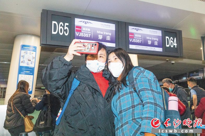 8日，长沙黄花国际机场繁忙运转，赴越南芽庄的旅客开心自拍。 　　长沙晚报全媒体记者 董阳 摄