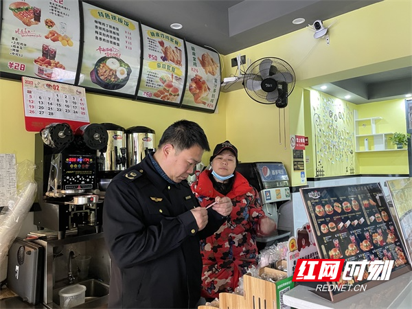 图三燕泉市场监管所执法人员在学校周边食品店开展食品安全检查。.jpg