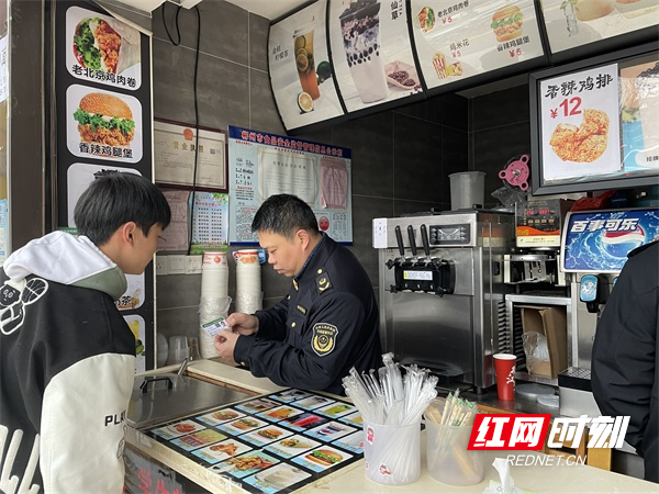 图四燕泉市场监管所执法人员在学校周边食品店开展食品安全检查。.jpg