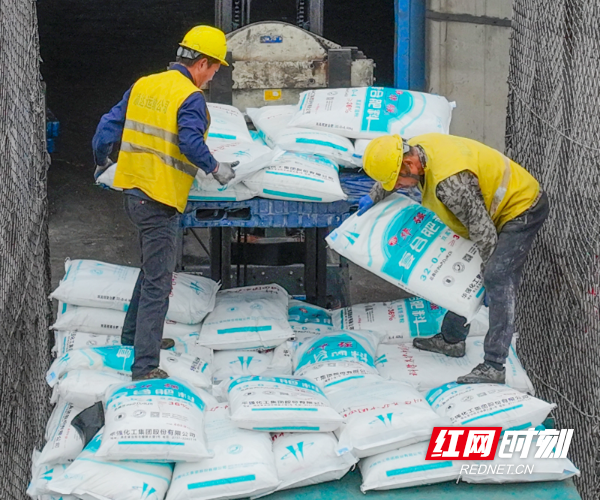2023年2月10日，湖南省永州市道州铁路货运站，工人在装运化肥。 (4).jpg