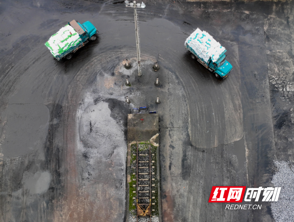 2023年2月10日，湖南省永州市道州铁路货运站，装满化肥的车辆驶出站场。 (1).jpg