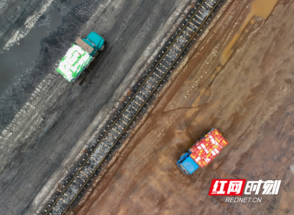 2023年2月10日，湖南省永州市道州铁路货运站，装满化肥的车辆驶出站场。 (3).jpg