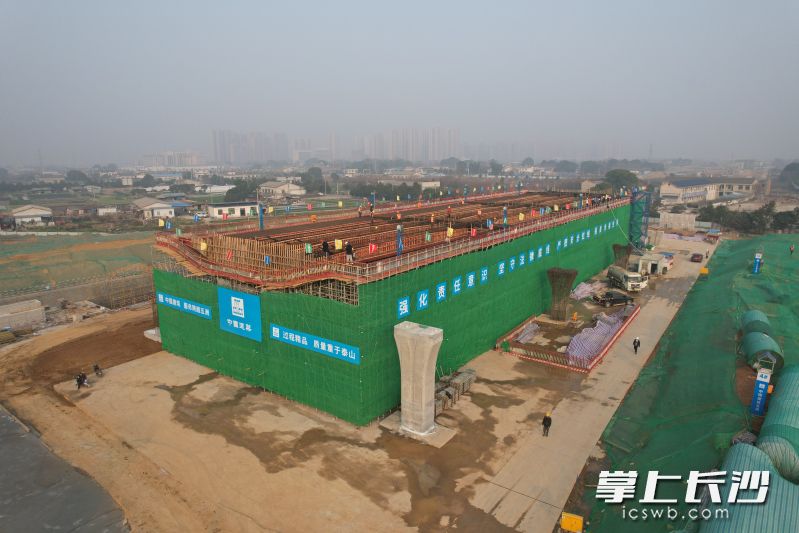 湘府东路（浏阳河—黄兴大道）建设工程首联日前顺利完成浇筑，正式进入上部结构施工阶段。