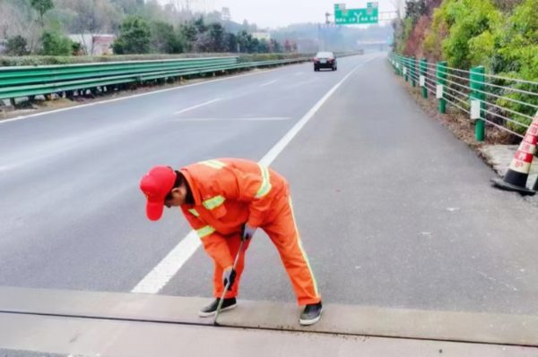 清理伸缩缝_红网.png