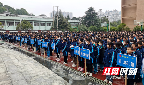 同学们认真聆听。.jpg