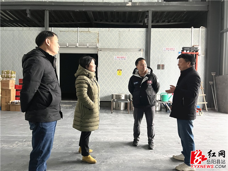周佳洁到加工基地考察2.jpg