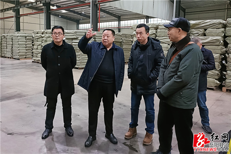 渔美康董事张松柏带领众人参观工厂.jpg