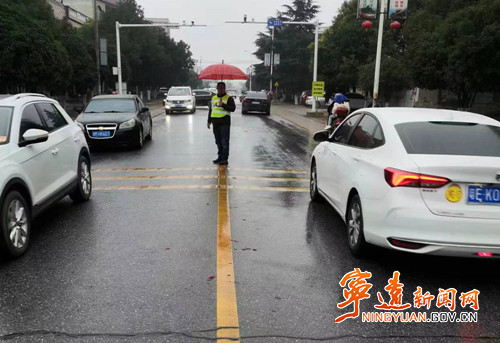 宁远：雨天“守路” “雨”你平安_副本_副本.jpg