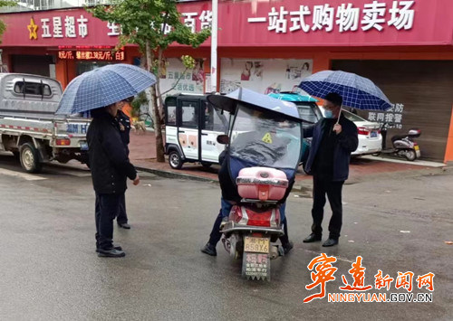 宁远：雨天“守路” “雨”你平安2_副本500.jpg