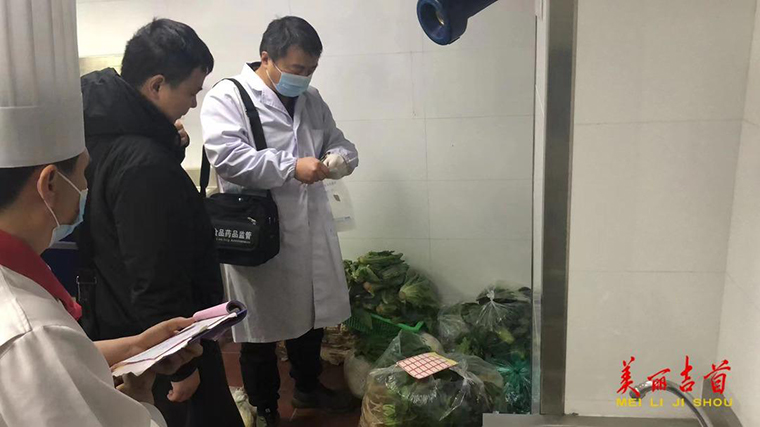 吉首市市场监督管理局全力保障“两会”舌尖上的安全2.jpg
