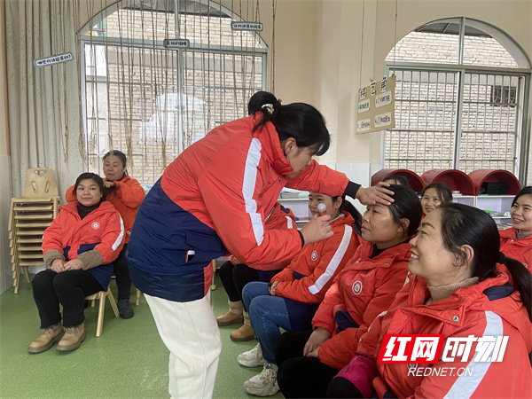 演练现场：午检发现体温异常幼儿。.jpg