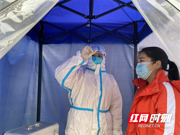 体温异常幼儿到临时隔离点复测体温。.jpg