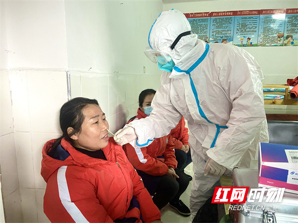 为体温异常幼儿进行核酸抗原测试。.jpg