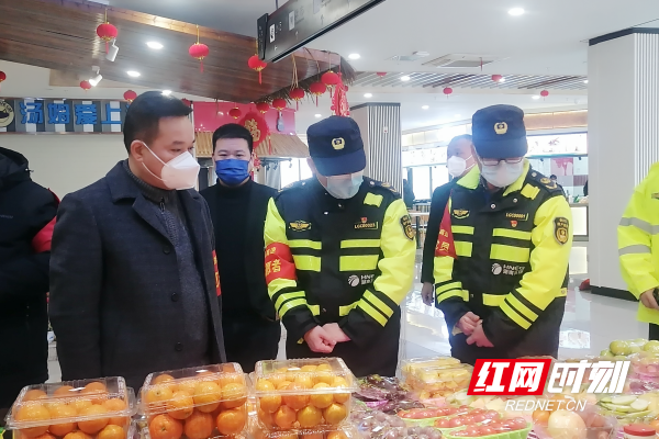 公司领导带队检查服务区安全（查看商品日期）_副本.png
