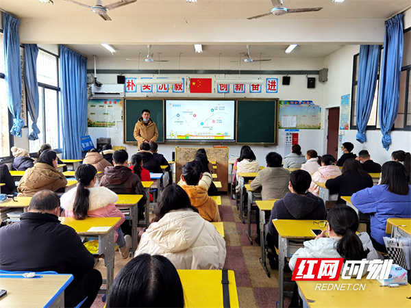 班主任老师在给家长们介绍班级管理理念。.jpg