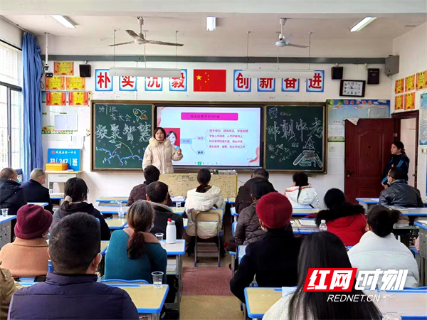 班主任老师在给家长们介绍班级情况。.jpg
