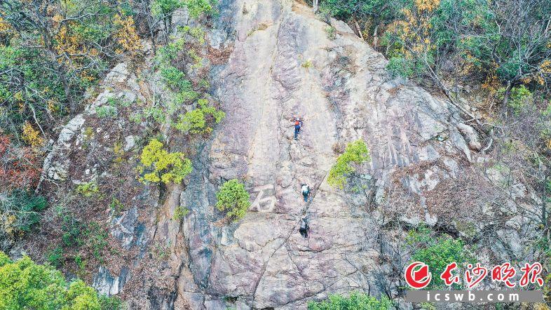 岳麓山一处网红野外攀岩地，发现有王东原题写的摩崖石刻“赫石坡”，几个字现在依然清晰可见。长沙晚报全媒体记者 邹麟 摄