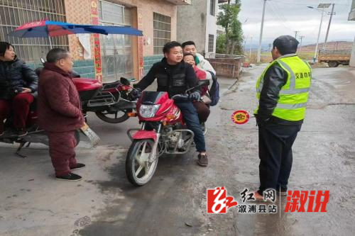 开展宣传劝导，守护道路安全.jpg