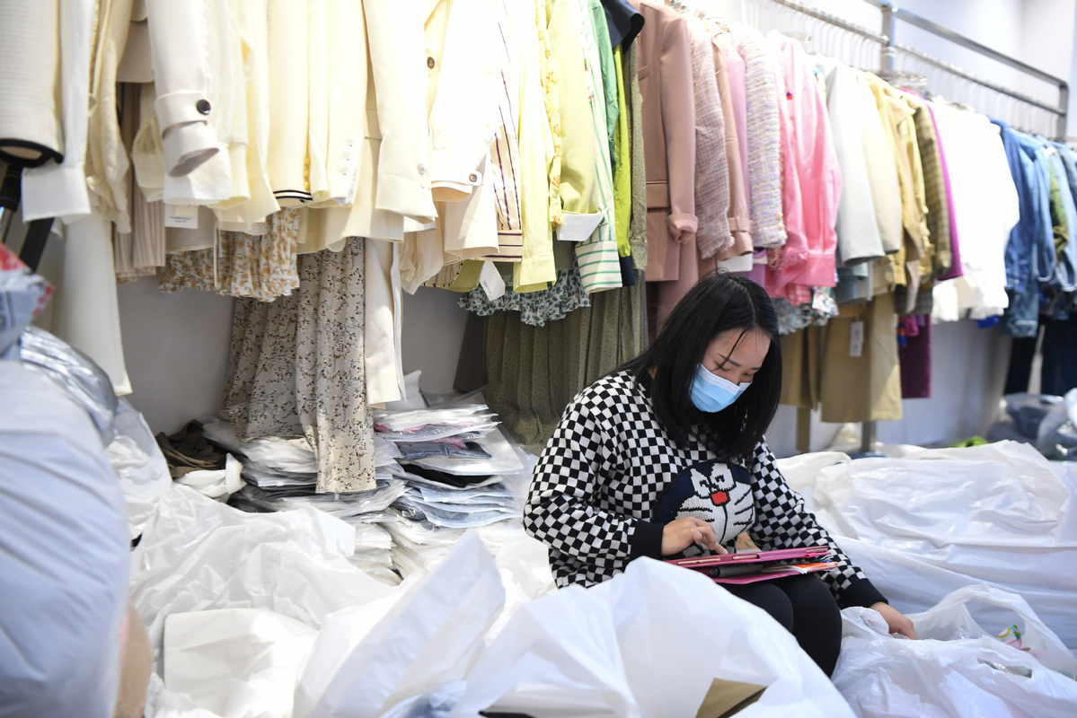 A wholesaler goes through a list at a market in Zhuzhou, Hunan province, on Feb 15. [Photo/Xinhua]