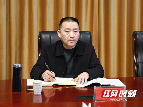 3、县纪委监委驻县委政法委纪检监察组组长秦涛到会指导并讲话.jpg