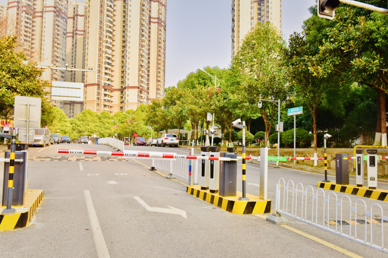 按照智能道閘管控后，小區(qū)主要通道再也沒(méi)有亂停的車(chē)輛和攤販。