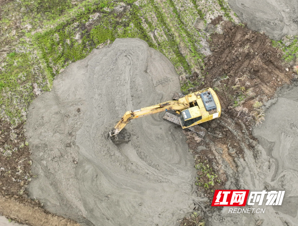 2023年2月23日，湖南省永州市道县寿雁镇芽洞村高标准农田项目现场，施工人员驾驶机械在平整田块。 (10).jpg