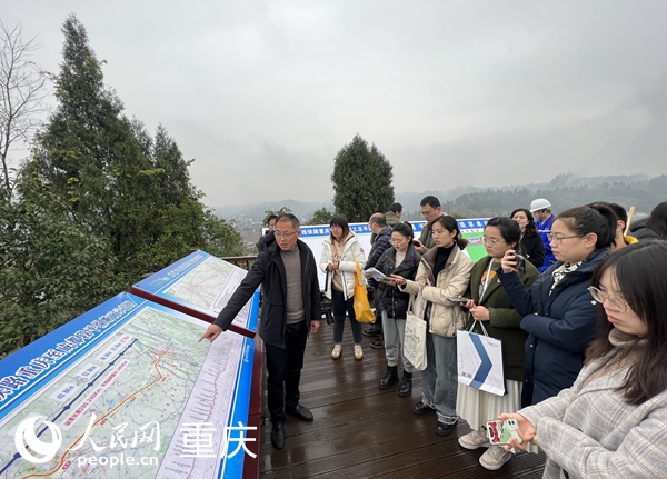 采访团了解大足石刻站建设情况。人民网 胡虹摄