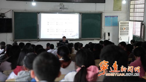 宁远：“法治”理论微宣讲走进校园_副本500.jpg