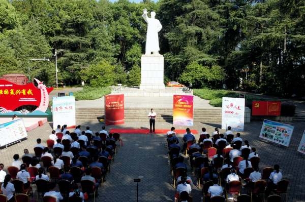 廉洁主题演讲比赛在毛泽东青年塑像广场激情开讲_副本.png