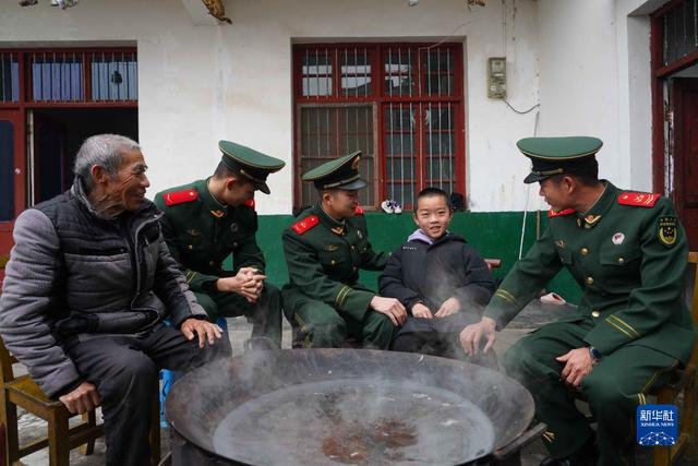 武警湖南总队长沙支队望城中队官兵看望慰问驻地家庭困难学生（2023年1月21日摄）。新华社发（彭健摄）