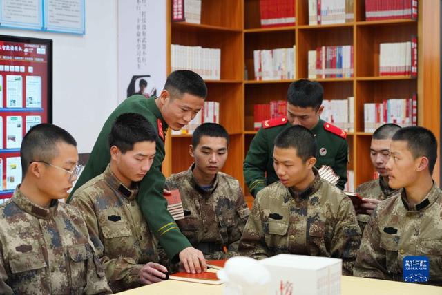 武警湖南总队长沙支队望城中队官兵向地方大学生赠送《续写雷锋日记》（2023年2月15日摄）。新华社发（彭健摄）