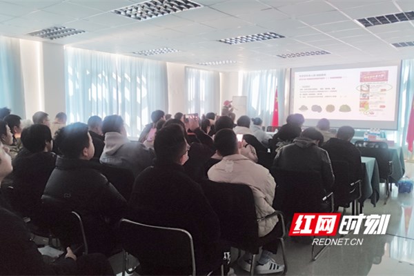 ▲2月21日，在当地商务部门和电商协会指导下，拼多多在有“中国海带之乡”、“中国紫菜之乡”等美誉的福建霞浦举办培训交流会，为百名当地年轻“新农人”详细讲解平台最新运营逻辑，助力当地海带、紫菜、海参、黄鱼等产业更好地数字化上行。吉娜｜图_副本.jpg