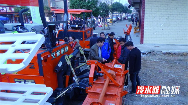 图为技术人员解答问题 (1).jpg